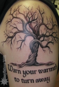 肩部棕色树与字母结合纹身图片
