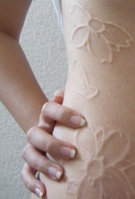 女性腰侧白色墨水花朵纹身图案