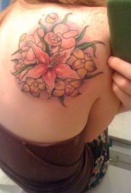 女性肩部彩色百合花纹身图案