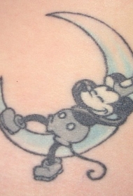腰侧卡通月亮上的米奇纹身图案