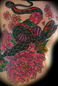 腰侧彩色牡丹花与蛇纹身图案