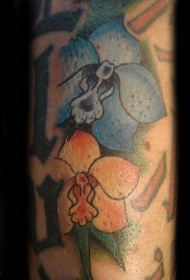 手臂彩色兰花花朵纹身图案