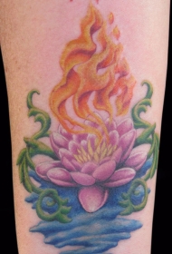 手臂彩色火焰莲花纹身图案