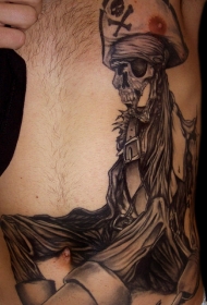 腹部黑色海盗骷髅纹身图案