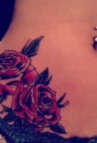 腰部两个红色的玫瑰纹身图案