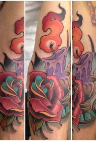 手臂彩色燃烧蜡烛与玫瑰纹身图案