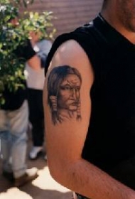 肩部灰色印度首席肖像纹身图片