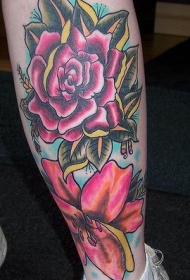 腿部彩色莉莉和玫瑰花纹身图片