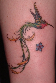 腿部彩色雄伟的蜂鸟纹身图案