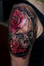 肩部逼真彩色骷髅与玫瑰花纹身图案