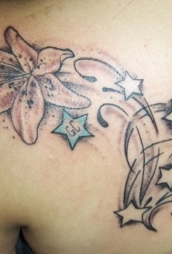 肩部彩色百合花与五角星纹身图案