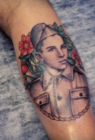 腿部彩色士兵肖像与鲜花纹身图片