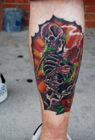 腿部彩色人类骨骼和玫瑰纹身图案