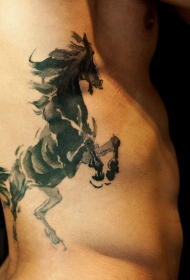 腰侧中国风黑马纹身图案