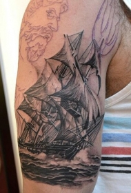 肩部黑灰在水中航行的原始帆船纹身图案