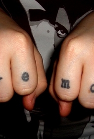 情侣手指黑色字母纹身图案