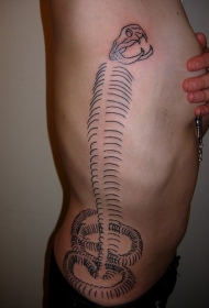 腰侧简约蛇骷髅纹身图案