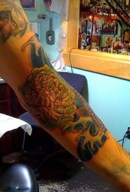 手臂彩色菊花纹身图案