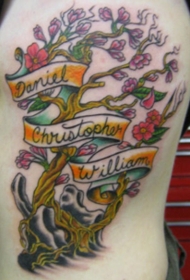 腰侧彩色樱花树和英文名字纹身