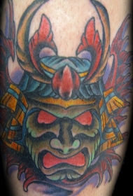 腿部彩色日本战士面具纹身图案