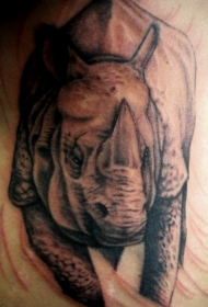背部棕色有趣的犀牛纹身图案