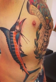 男性腰侧上的彩色剑鱼纹身图案