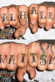 男性手指灰色字母纹身图片
