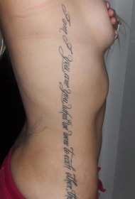 女性腰侧黑色英文纹身图案