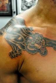 男性肩部愤怒的黑豹纹身图案
