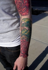 手臂彩色红玫瑰主题纹身图案