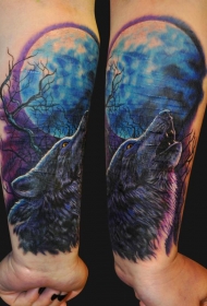 手臂彩色狼和月亮纹身图案