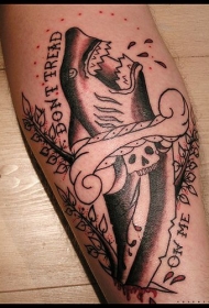 腿部棕色鲨鱼和铭文纹身图片