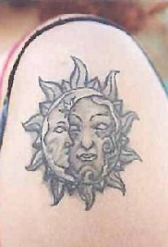 肩部黑灰太阳和月亮符号纹身图片
