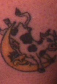 腿部彩色牛和月亮纹身图片