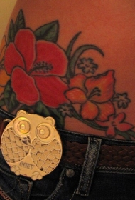 女性腰部彩色花朵纹身图片