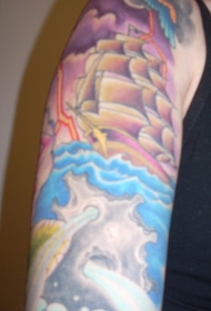 肩部彩色帆船在风暴中纹身图案