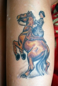 腿部彩色马背上的夫人纹身图片