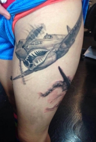 腿部黑灰逼真的二战飞机纹身图案