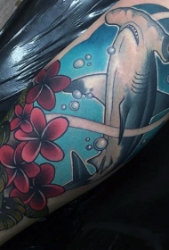 腿部彩色的锤头鲨和鲜花纹身图案