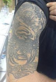 肩部黑色印度部落图案纹身图片