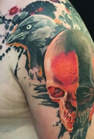 肩部彩色乌鸦与人类头骨纹身图案