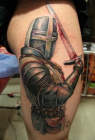 腿部彩色逼真的血腥中世纪骑士纹身