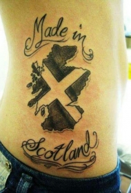 腰侧黑色苏格兰字母纹身图案