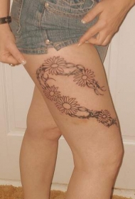 腿部简约倒钩线花朵纹身图案