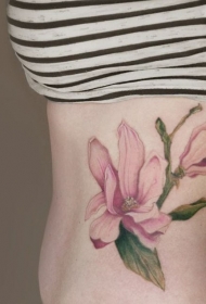 女性腰侧粉红色花朵纹身图案