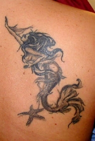 肩部黑灰美人鱼与海星纹身图片