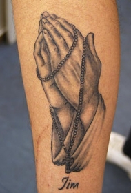 手臂黑灰祷告的手和念珠纹身图片