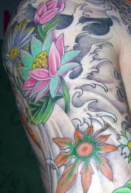 肩部彩色日本风格的草和花纹身
