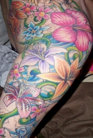 肩部彩色鲜艳的花朵纹身图案