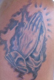 肩部祈祷的手发光的纹身图案